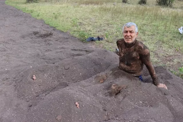 Şifa Bulmak İçin Sıcak Kuma Kendilerini Gömdüler! Kum Banyosu Vücudu Yeniliyor, Hastalıklardan Koruyormuş...