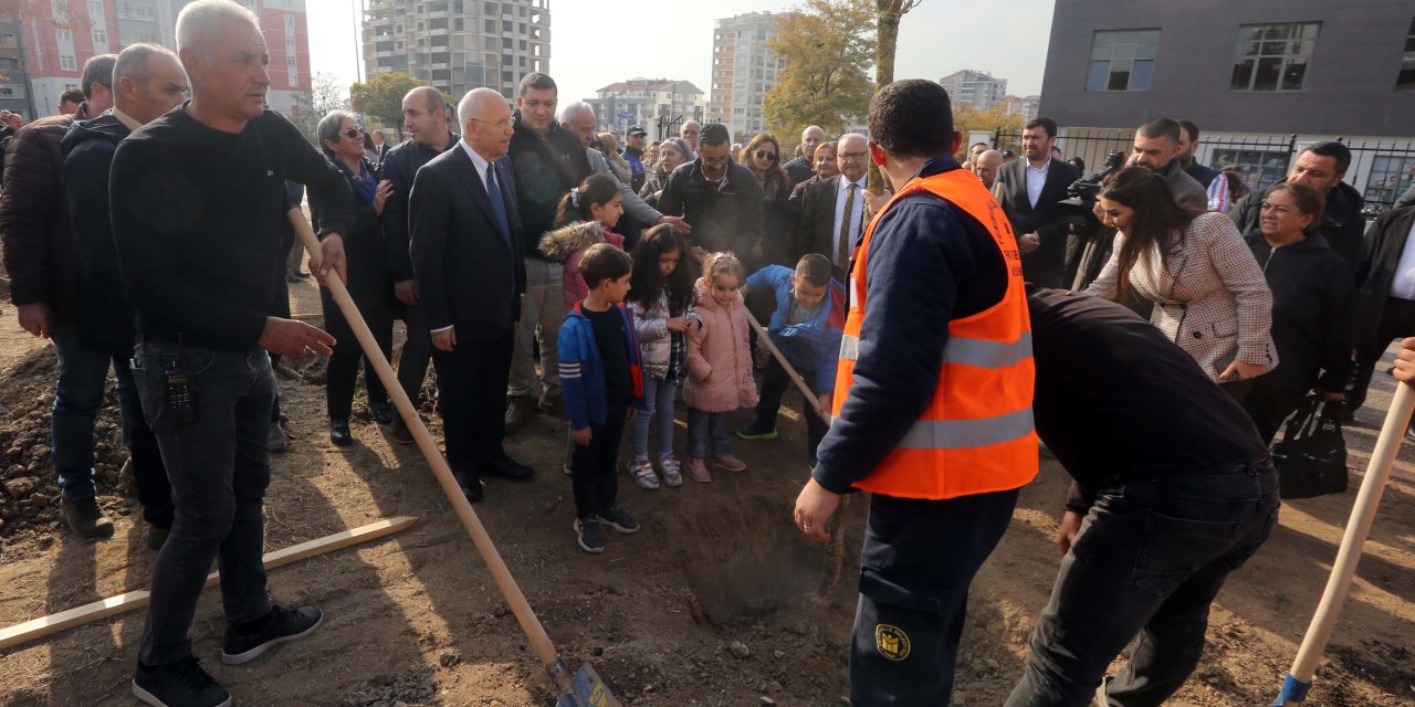 Yenimahalle’de yüzlerce ağaç toprakla buluştu! Otomatik sulama sistemi...