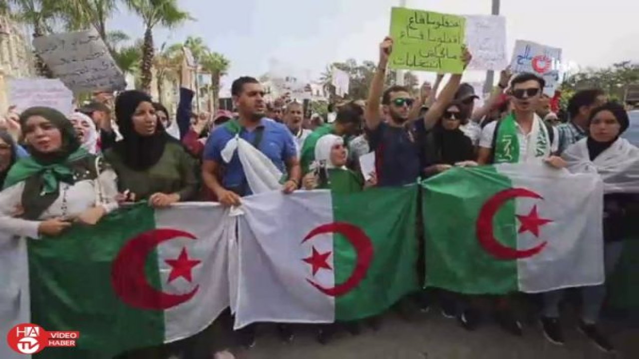 Cezayirli öğrencilerden Cumhurbaşkanlığı seçimi protestosu