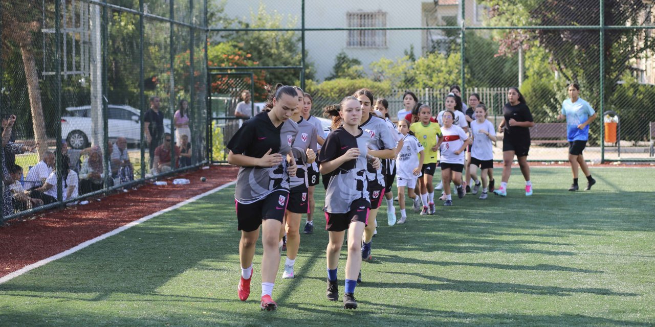 Başkent’in Kızları Sahaya İndi: Ankara'da Ücretsiz Futbol Okulu Açıldı!