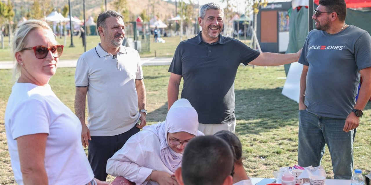 İşitme Engelli Vatandaşlarla Sincan Park’ta Piknikte Buluştu! Murat Ercan İşaret Diliyle Selamladı!