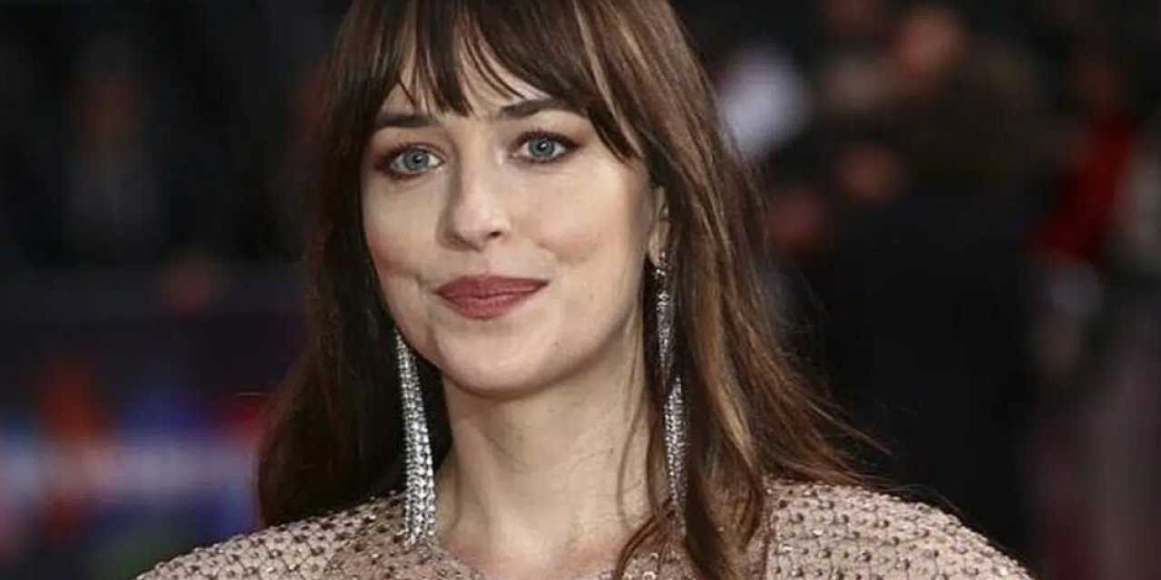 Grinin 50 Tonu'nun Yıldızıydı! Dakota Johnson Full Şeffaf Elbisesi İle Ağızları Açık Bıraktırdı! İşte Detaylar...