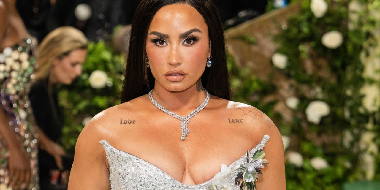 Demi Lovato 1 Yılda 30 Kilo Verdi! Son Halini Görenler Şoka Uğradı! Transparan Tarzı İle Şov Yaptı!