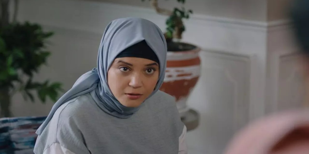 Kızılcık Şerbeti Setinde Şok! “Koltuğa İşedi” Söylentisi Gündemi Salladı! Gold Film’den Resmi Açıklama Geldi!