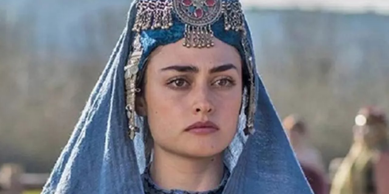 Esra Bilgiç’ten Cesur Pozlar! Sütyen-Şort Kombini Sosyal Medyayı Salladı!