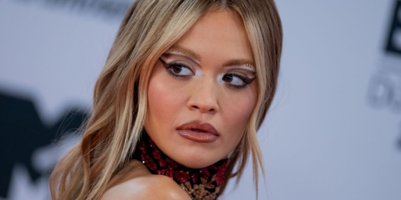 Rita Ora’dan Sütyensiz Şov! Paris Moda Haftası’nda Cesur Stil! Hayranlarından Tam Not Aldı!