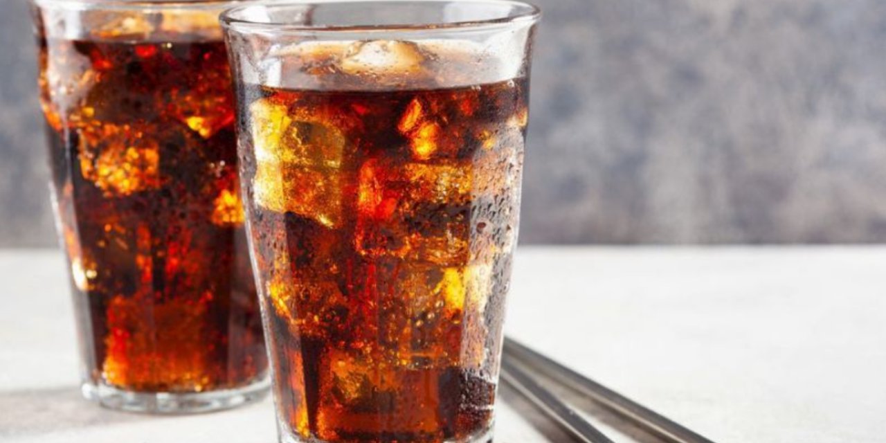 Her Gün Kola İçenler Dikkat! Uzmanlar Uyardı: “Sadece Bir Bardak Yetiyor” Vücuda Zararlarını Duyunca Çok Şaşıracaksınız!