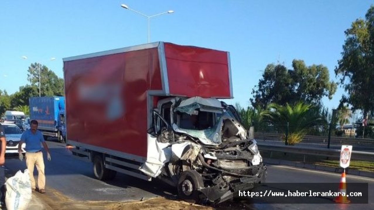 Alanya’da midibüs ile kamyonet çarpıştı: 15 yaralı