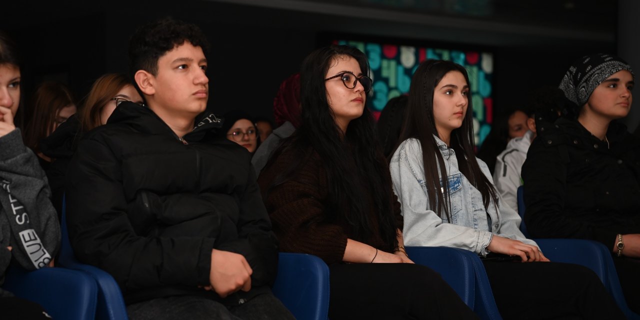 Mamak'tan Geleceğe Bilim Köprüsü! Gençler Yapay Zekayı Mamak Bilim Merkezi'nde Keşfediyor!