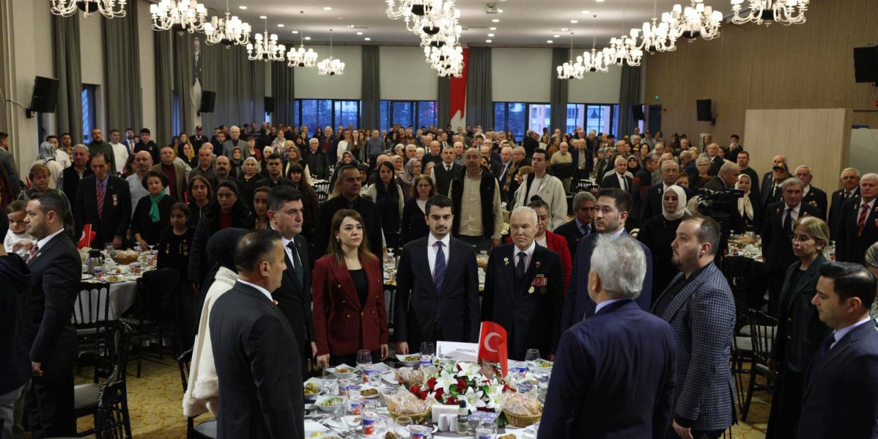 Kızılay’da İftar Sürprizi: Çankaya Belediyesi Ankara'da Yolda Kalanlara Sıcak Çorba İkram Etti!