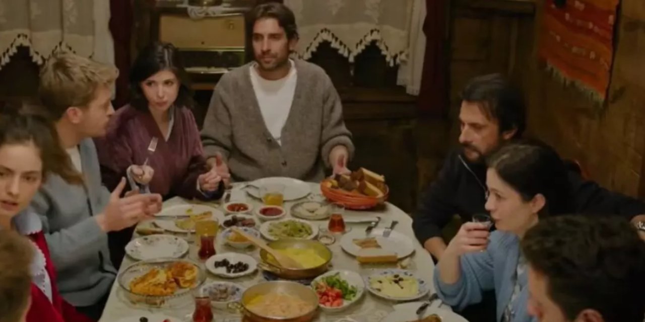 Taşacak Bu Deniz’de Sahur Krizi! Ezan Okunurken Su İçilen Sahne Sosyal Medyayı Karıştırdı! İmsak Anı Ekrana Yanlış mı Yansıtıldı?