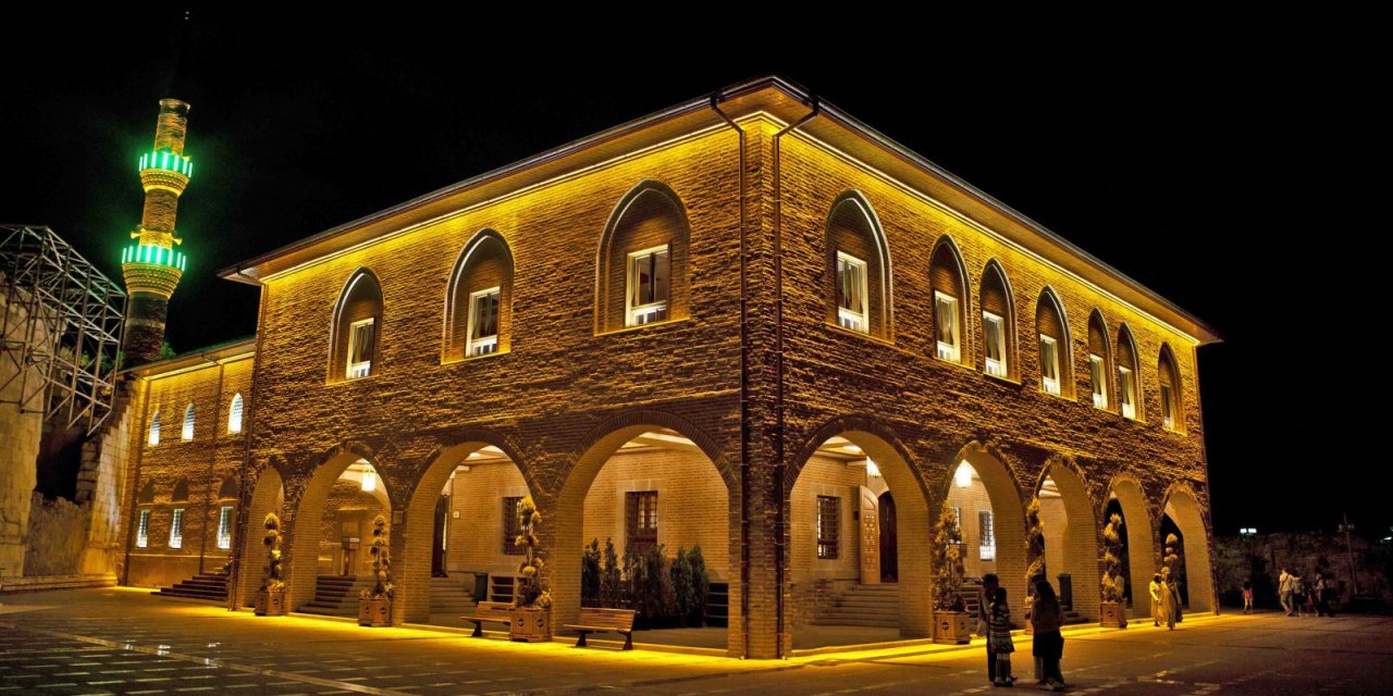 Enderun Usulü Teravih Kılınan Camiler Hangisi 2026? Osmanlı Mirası Ankara’da Yaşıyor... Makamlarla İbadet!