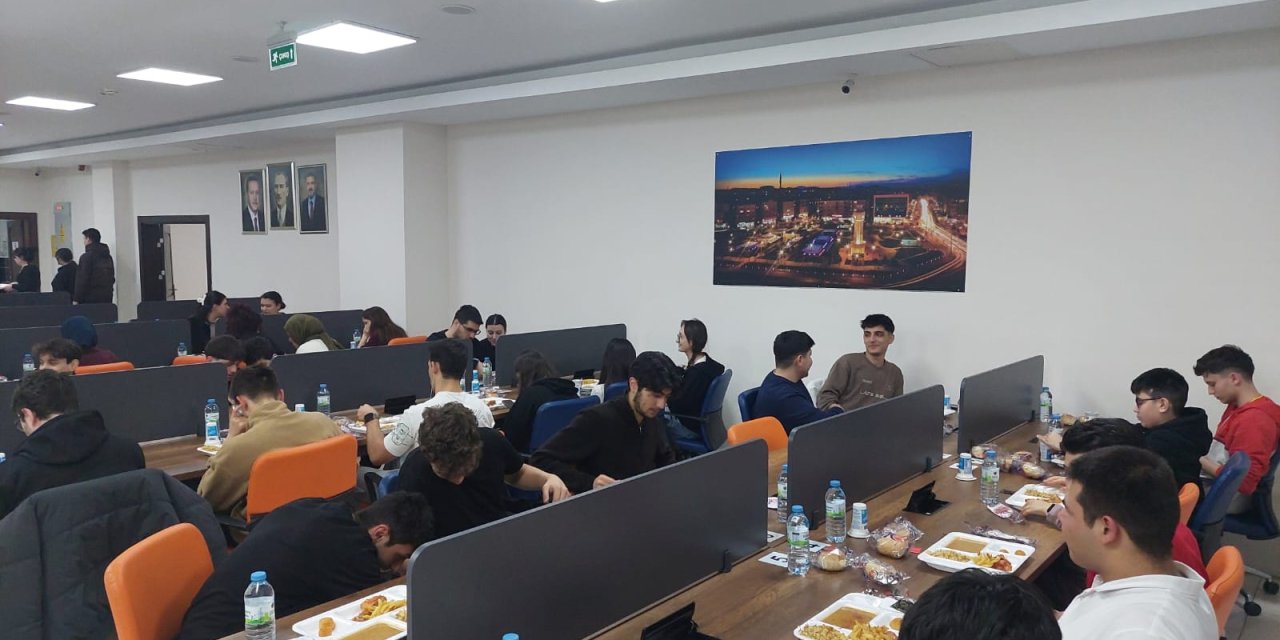 Sincan’daki Gençlerin "Gece Modu" Sırrı Ne? 24 Saat Açık Kütüphanelerde Ücretsiz İkram Yarışı.