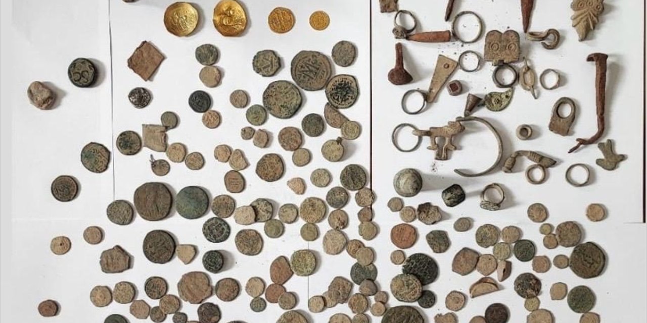 Tarihi Eser Kaçakçılarına Büyük Darbe! Toprağın Altından Çıkarılan Servet Değerindeki Sikkeler Yakalandı.