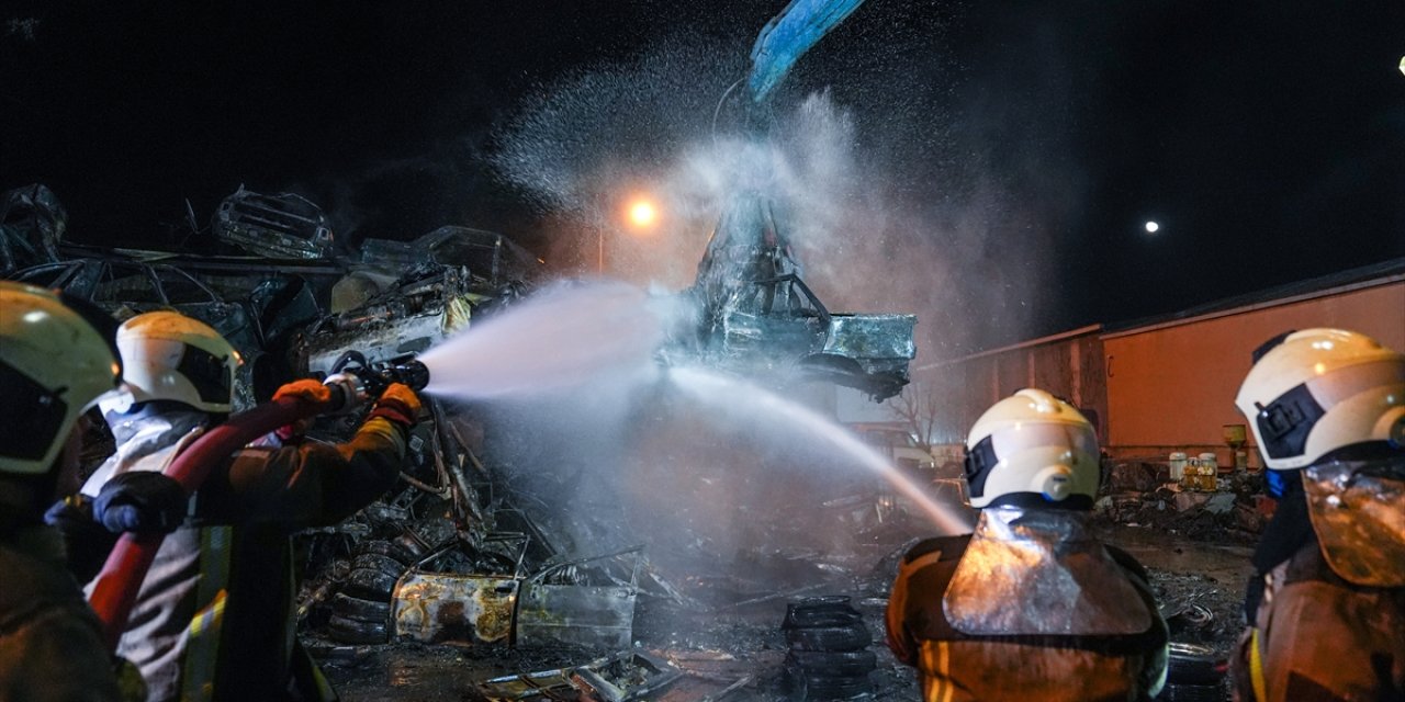 Ankara’da Korkutan Sanayi Yangını! 100 Hurda Araç Alevlere Teslim Oldu... Yangının Bilançosu Ağır!