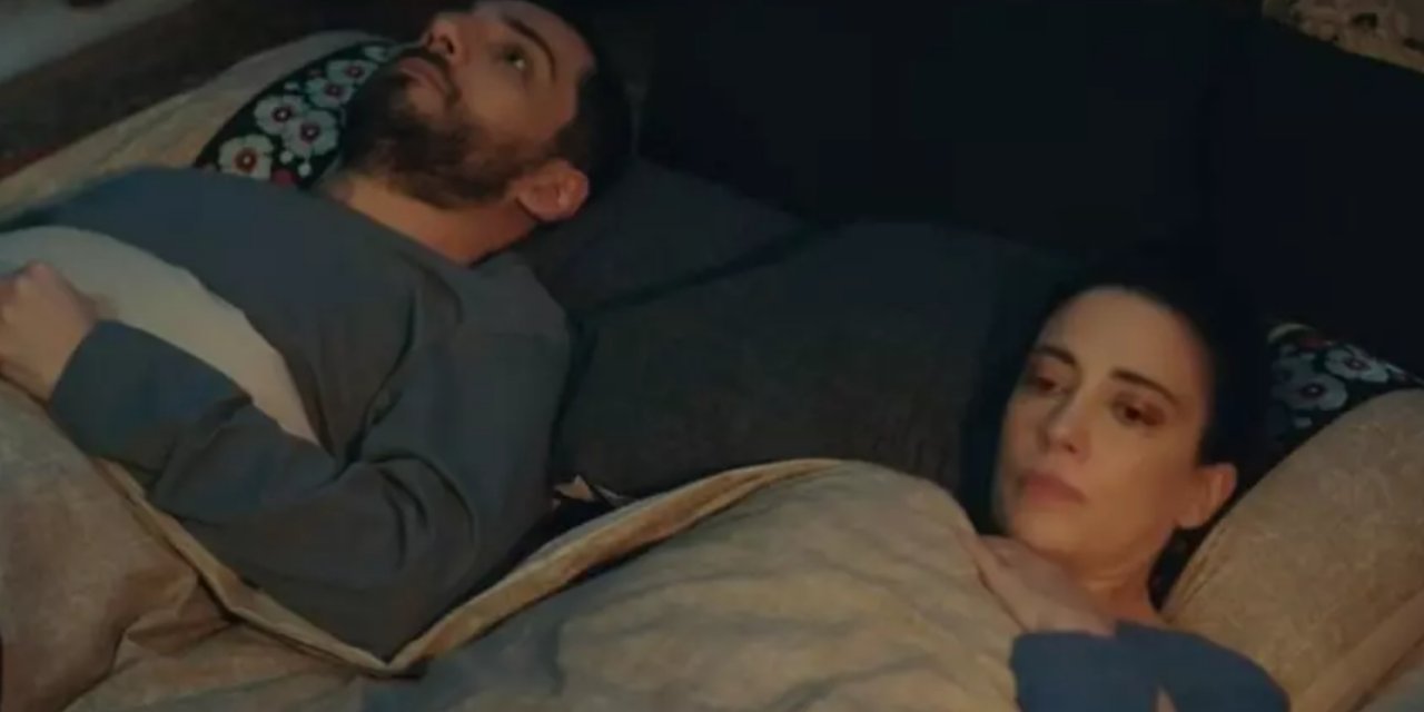 Kızılcık Şerbeti’nde Nursema ve İlhami’nin İlk Gecesi Olay Oldu! İlhami’nin Kararı İzleyiciyi Şaşırttı: Yatak Odasını Babasına Verdi