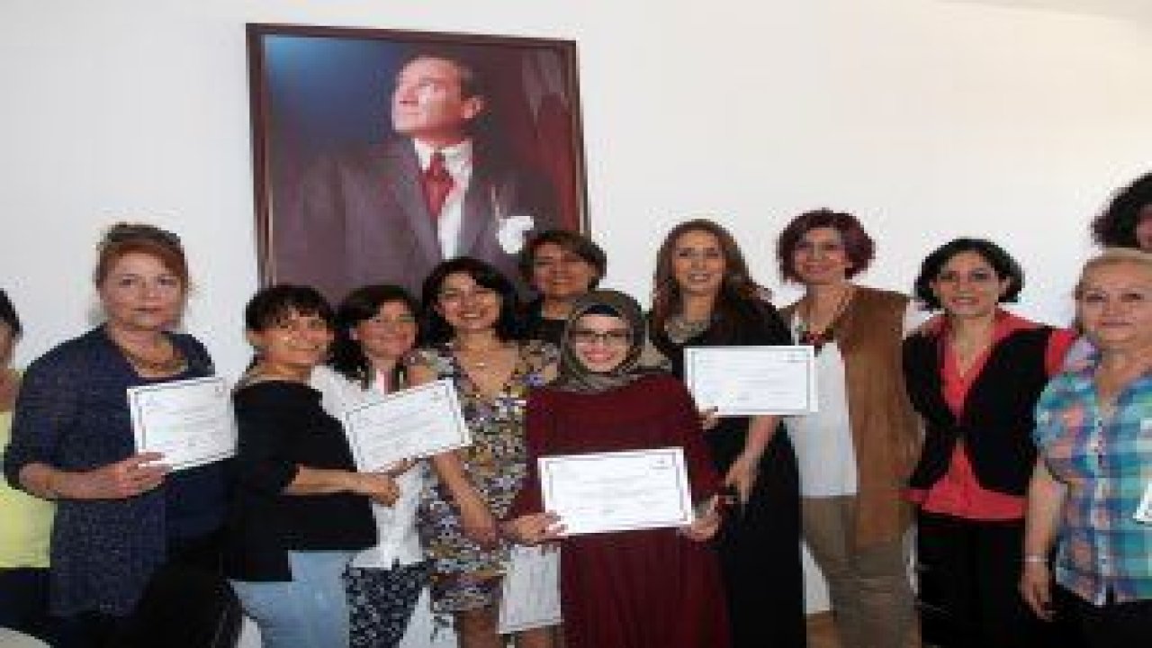 “Kadının İnsan Hakları Eğitimi”ne katılan kadınlar, sertifikalarını aldı