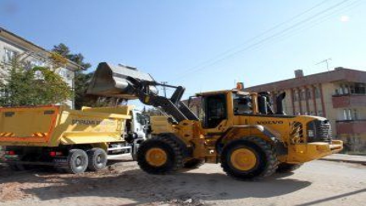 Beypazarı Belediyesi Fen İşleri Müdürlüğü ekipleri kaldırım ve yol asfaltlama çalışmalarına son hız devam ediyor