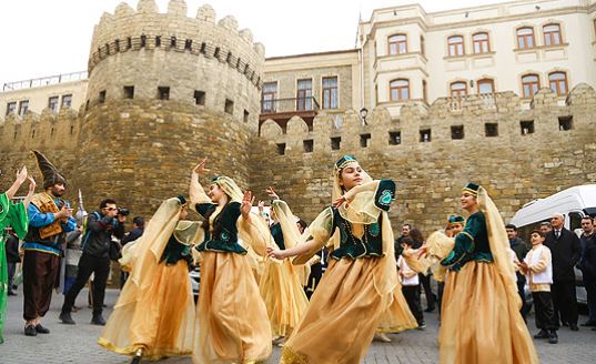 Semeni Yeşerdi, Ateşler Yakıldı: 2026 Nevruz Bayramı Azerbaycan’da Nasıl Kutlanıyor?