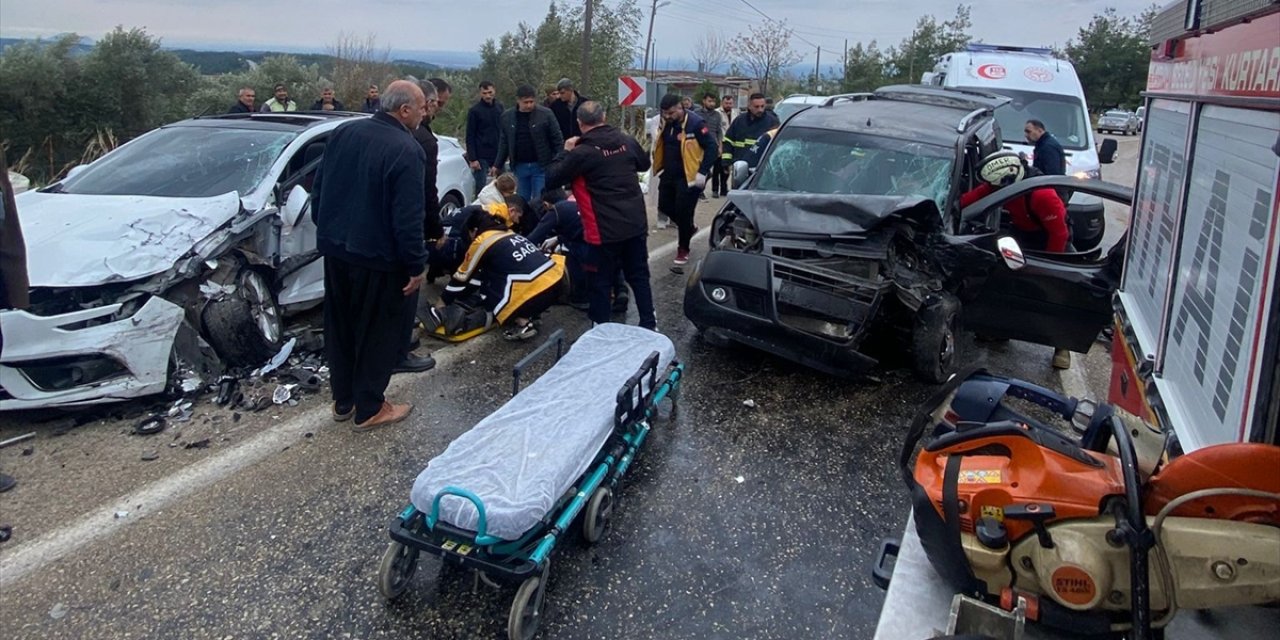 Osmaniye’de Can Pazarı: Otomobil ile Hafif Ticari Araç Çarpıştı, 1 Ölü 8 Yaralı.