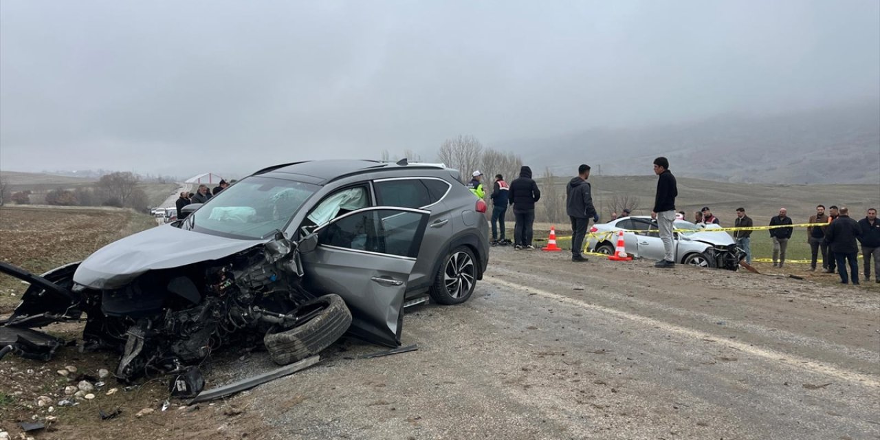 Ankara Plakalı Araç Kazaya Karıştı: Yozgat-Çekerek Yolunda Feci Kaza! 1 kişi öldü, 5 kişi yaralandı