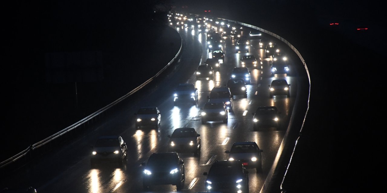 Bayram Dönüşü Çilesi Başladı: Kırıkkale "Kilit Kavşak" Kilitlendi... Anadolu Otoyolu Ve D-100’de Kuyruk!