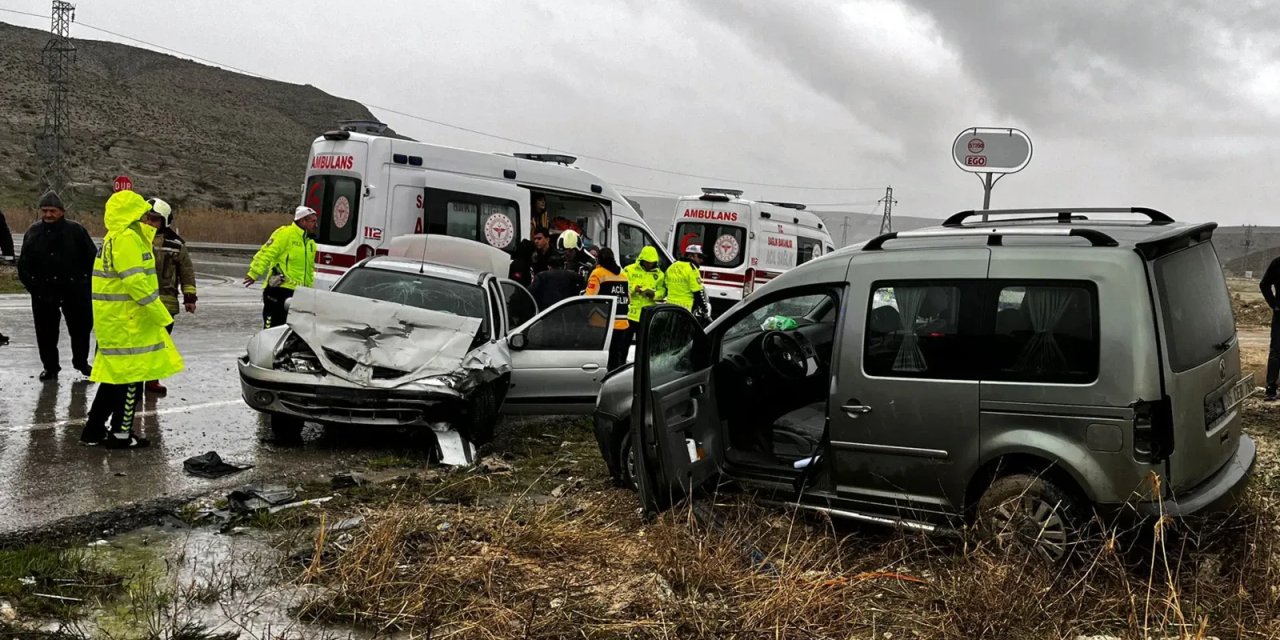 Beypazarı'nda Feci Kaza: 1 Ölü, 4 Yaralı! Azmak Mevkisinde Can Pazarı Yaşandı.