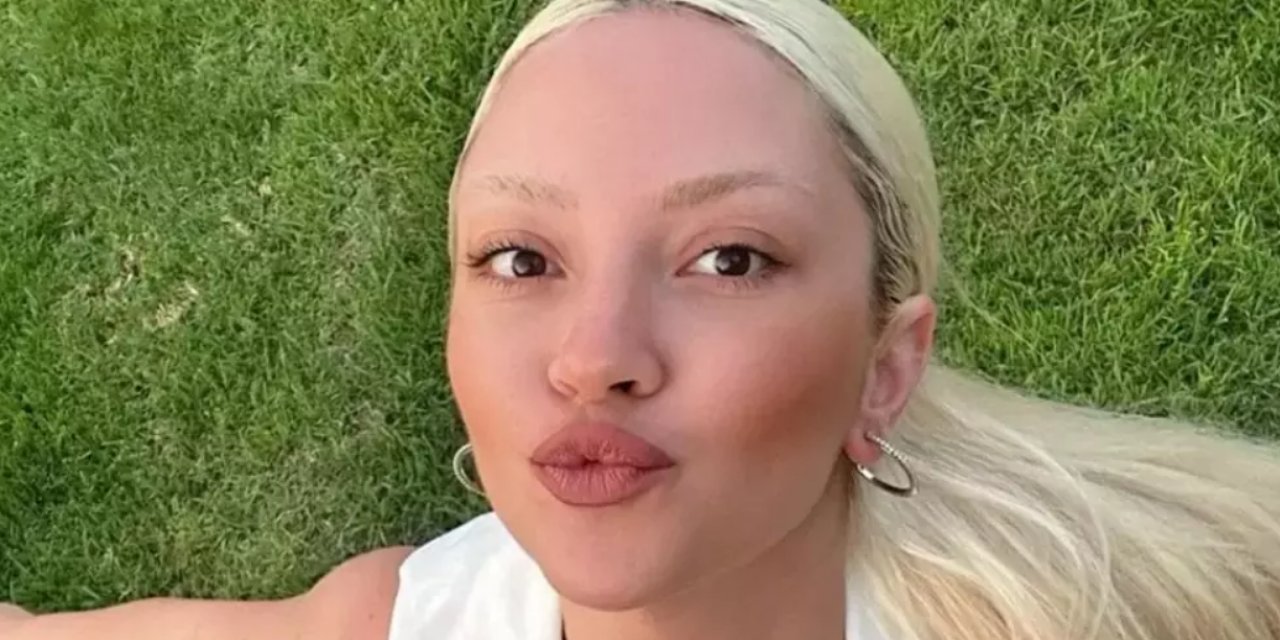 Ece Seçkin'in Cesur Sahne Tarzı Tepki Çekti! Mustafa Sandal Saygı Gecesine Damgasını Kıyafetiyle Vurdu! İşte O Anlar...