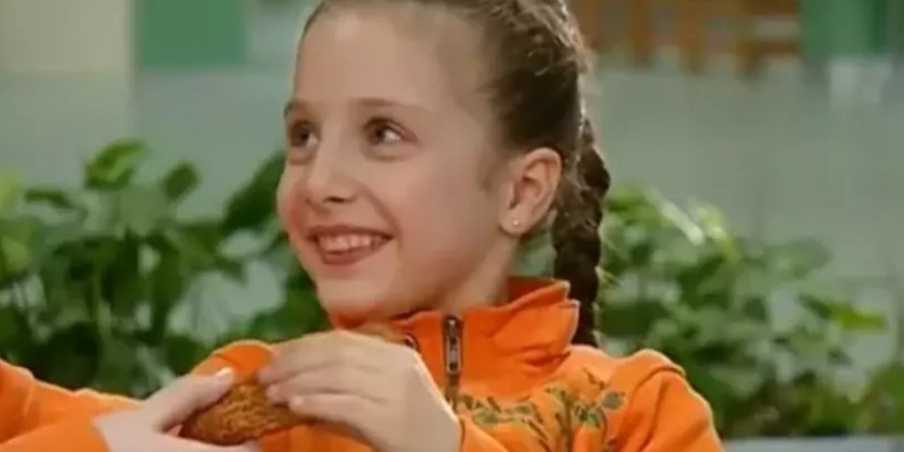 Yıllar Sonra Gören Tanıyamadı! Selena’nın Nazlı’sı Sessiz Sedasız Nişanlandı! Çocukluğumuzun Nazlı’sı Bambaşka Biri Oldu!