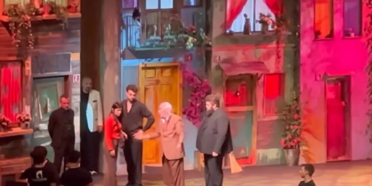 Gırgıriye Müzikali’nde Şok Kriz! Müjdat Gezen Seyirciyle Tartıştı! Müjdat Gezen Tartışma Sonrası Hastaneye Kaldırıldı!