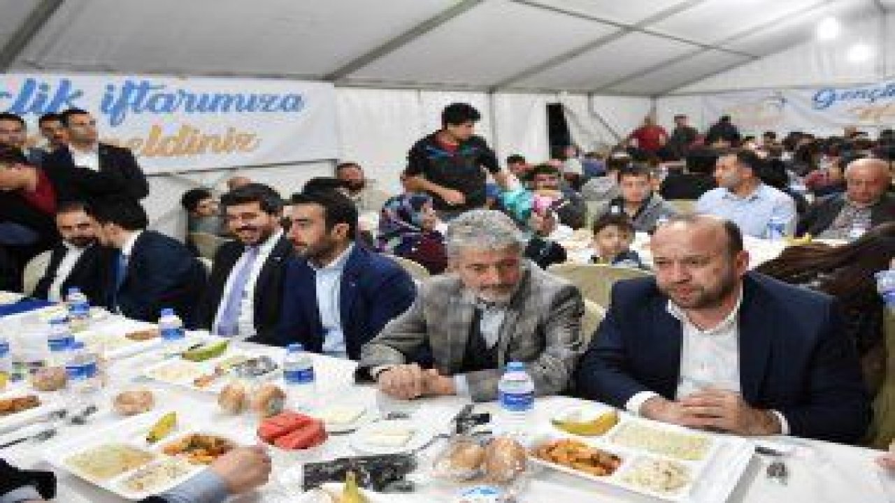 Mustafa Tuna, AK Parti Ankara İl Gençlik Kolları tarafından Beşevler’de kurulan iftar çadırında orucunu açtı