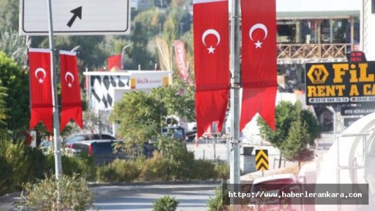 Gölbaşı Belediyesi, ilçeyi ay yıldızlı Türk Bayraklarıyla donattı