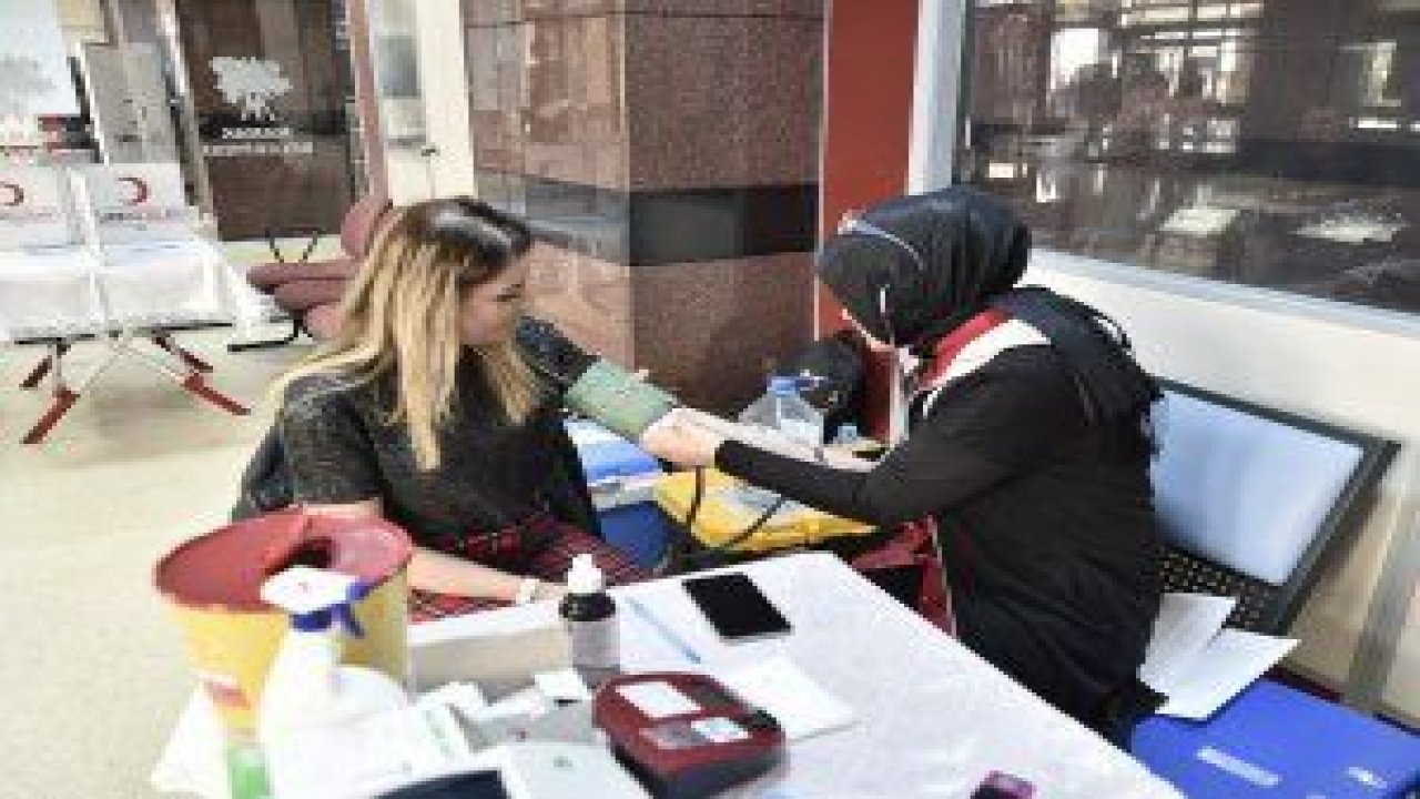 “Kan acil değil sürekli ihtiyaçtır” sloganıyla Türk Kızılayı ile birlikte kan bağışı düzenleyen Mamak Belediyesi, vatandaşları kan bağışına davet etti