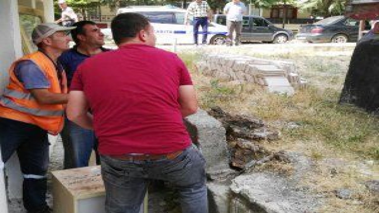 Kahramankazan Belediyesi zabıta ekiplerinin, gelen ihbar üzerine baskın yaptığı bir evden tonlarca çöp çıktı