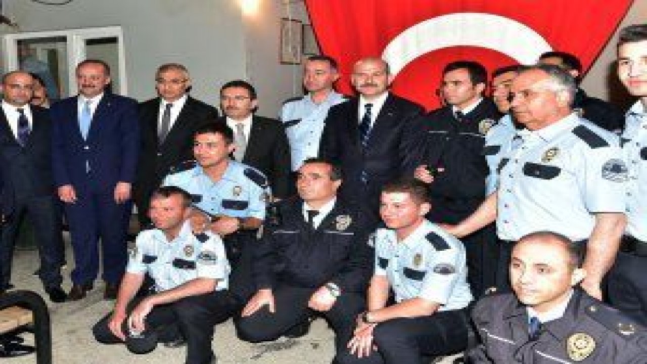 İçişleri Bakanı Süleyman Soylu, Mamak Tuzluçayır Karakolu’nda görev yapan polislerle iftar yaptı