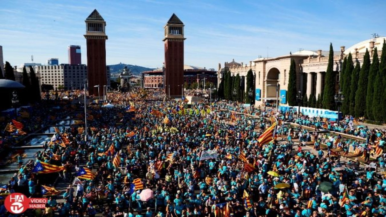 Ayrılıkçı Katalanlar Barselona sokaklarını doldurdu