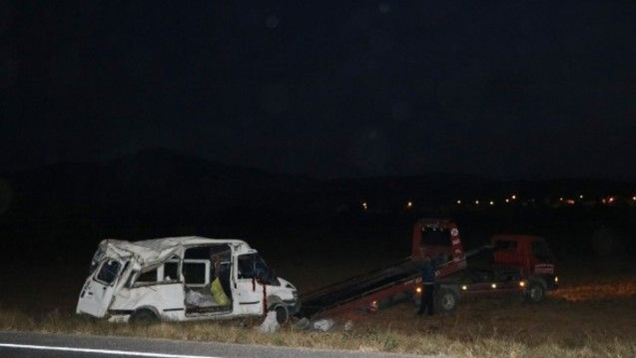 Niğde’de tarım işçilerini taşıyan minibüs takla attı: 14 yaralı