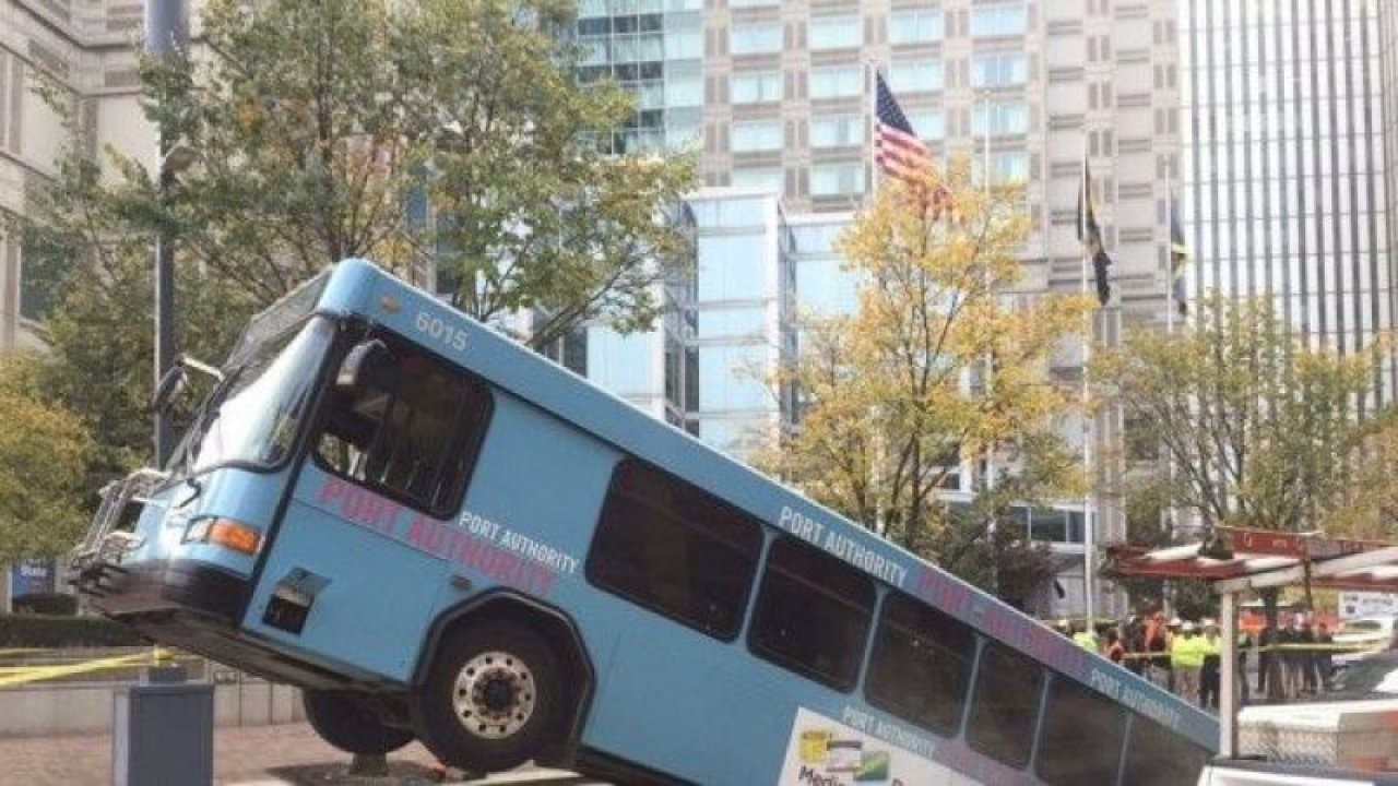 ABD’de yolcu otobüsü çukura düştü