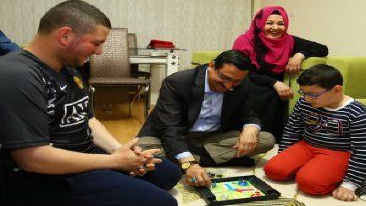 Başkan AK; Atapark Mahallesi’ndeki iftar programının ardından Gülmez ailesinin evine konuk oldu