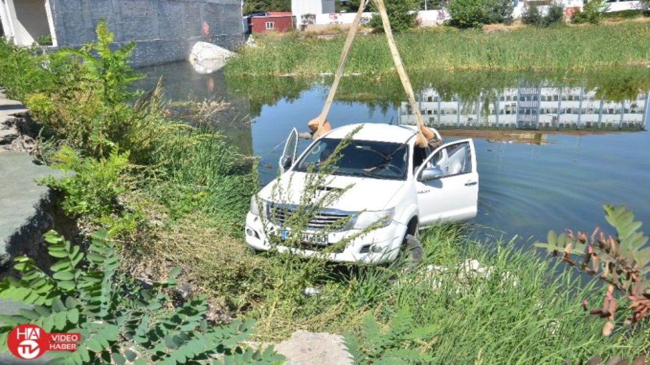 El freni çekilmeyen kamyonet inşaat çukurundaki göle düştü