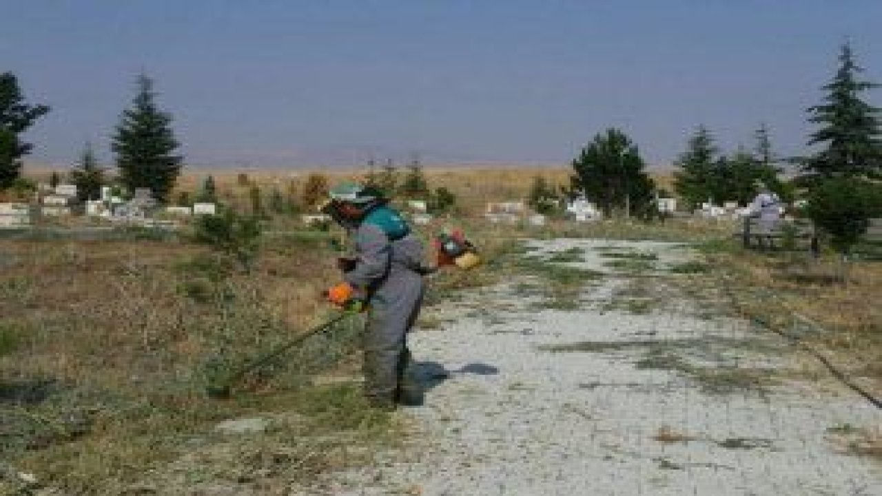 Gölbaşı Belediyesi Kurban Bayramı öncesi mezarlıklarda bakım ve temizlik çalışmalarına başladı