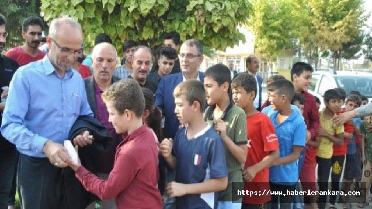 Şanlıurfa'da şehit babaları sınırdaki çocuklara harçlık dağıttı