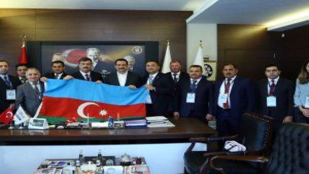 Azerbaycan'dan gelen Belediye Başkanları Mustafa Ak'ı makamında ziyaret ettiler