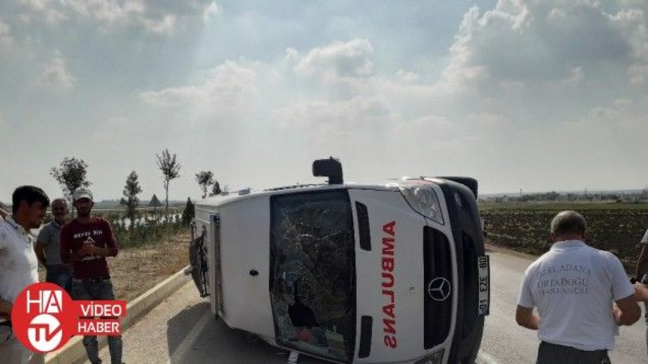 Adana’da ambulans ile otomobil çarpıştı: 1’i bebek 4 yaralı