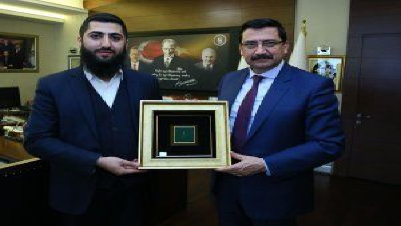 KEÇMEK Gubari Hat Sanatı Hocası Ömer Faruk Tekin, Başkan Mustafa Ak'a dünyanın en küçük tespihini hediye etti