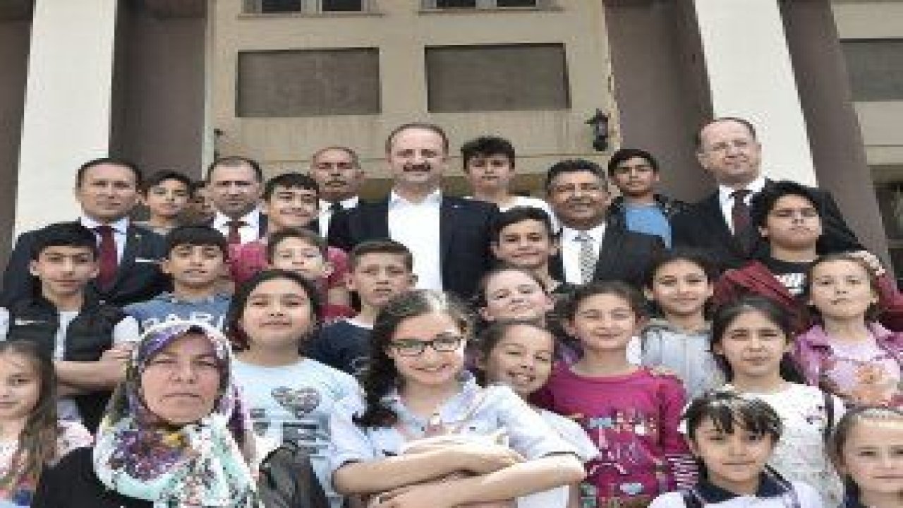 Mesut Akgül, Ahmet Kabaklı İlkokulu ve Ortaokulu bünyesinde gerçekleştirilen 'Bahar ve Bilim Şenliği'ne katıldı