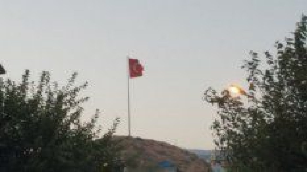 Yavuzeli’nde yırtılmış Türk bayrağı, vatandaşın tepkisini çekti