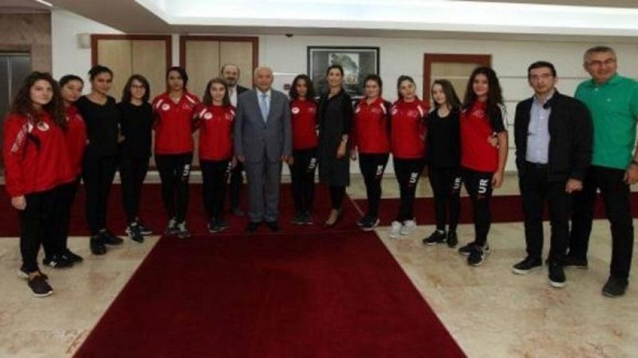 Senkronize Buz Takımı sporcuları, Başkan Yaşar’ı ziyaret etti