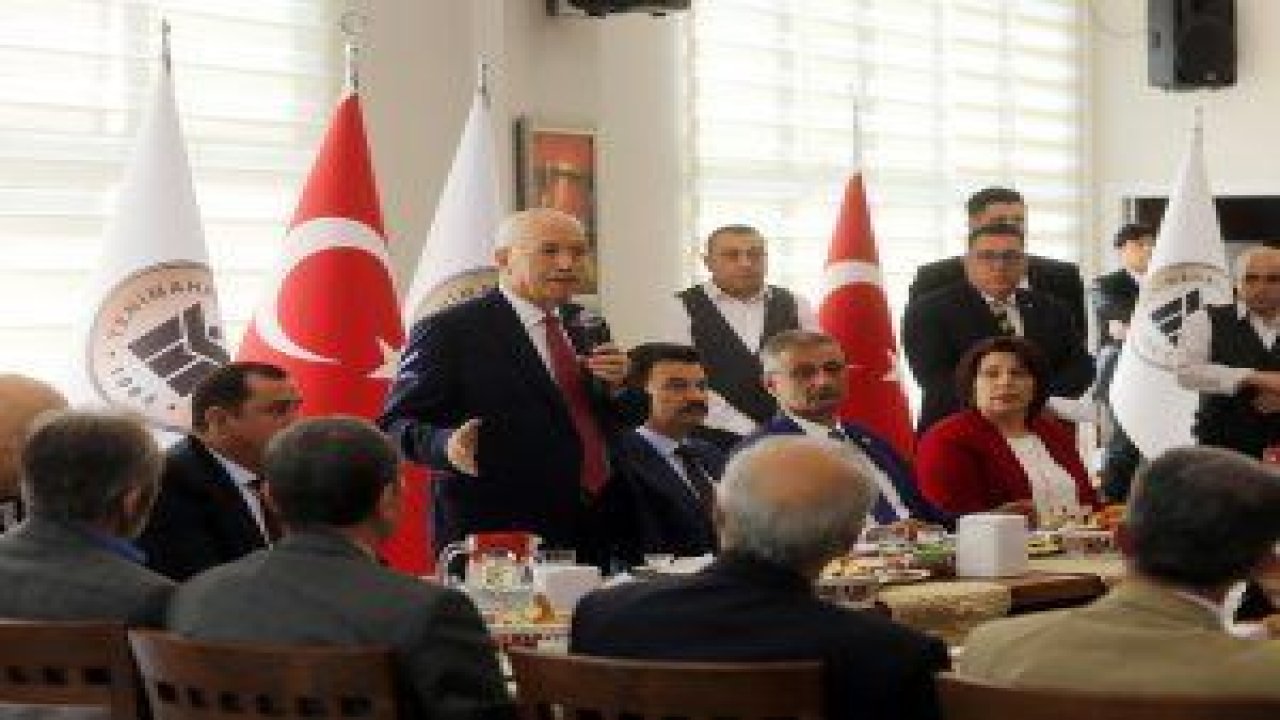 Yenimahalle Belediyesi Fethi Yaşar, belediyenin yemek salonunda kahvaltı yapmak üzere muhtarlarla bir araya geldi