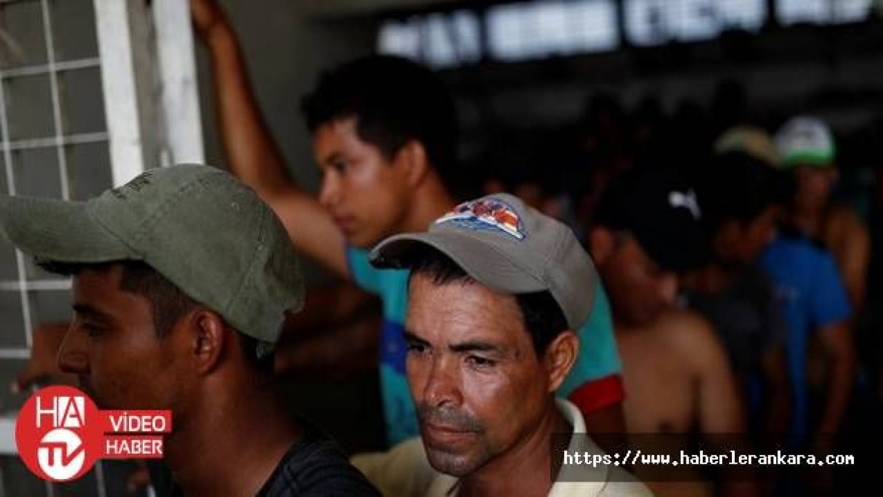 Meksika'da bir kamyonetin kasasında 173 göçmen yakalandı